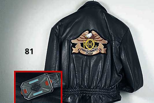 Motorradjacke, franz. Gr. 52 (entspricht dt. Gr. 48), schwarzes Hirschleder, Schließe mit Harley Davidson Symbol, rÜcks. gestick- tes Emblem, ...