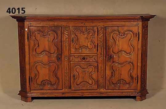 Milchschrank, Elsaß/Lothringen, um 1900, nach barockem Vorbild, Kastanie und Eiche, Schnitzereien aus dem Vollholz, 4 TÜren mit geschwungenem ...