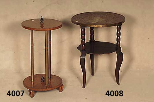 Beistelltisch, deutsch, um 1920, Eiche massiv, dunkel gebeizt, Tischplatte geprÄgtes Messingblech, mit orientalischem Muster, drei gedrechselte ...