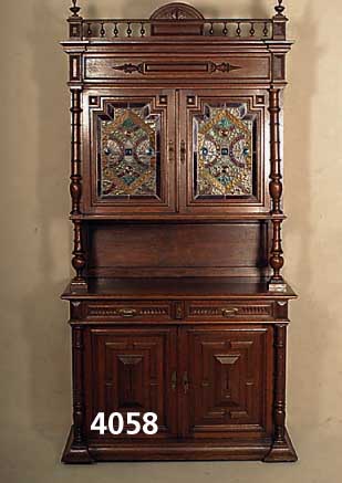 Aufsatzbuffet, Belgien, um 1890, Eiche mas- siv, auf Rahmen gearbeitet, Oberteil mit bunter Bleiverglasung, sparsame Schnitzerei, gedrechselte ...