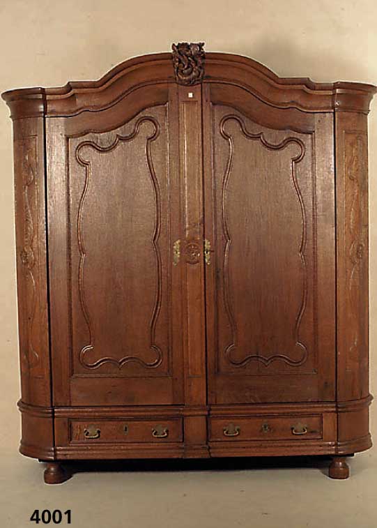 Dielenschrank, westfÄlisch/bergisch, um 1820, Eiche massiv, Front auf Rahmen gearbeitet, 2 TÜren und Seitenteile mit geschwungener Schnitzerei, ...
