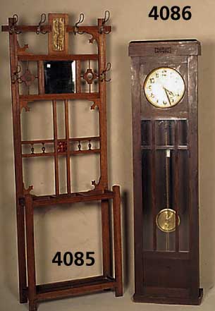 Standuhr, deutsch, um 1900/15, Weichholz, Buche und Eiche massiv, Eichefurnier, spar- same Schnitzerei, zweigewichtig, Schlag auf Tonfeder, ...