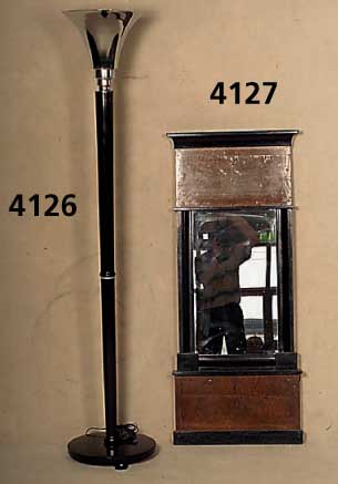 Biedermeierspiegel, deutsch, um 1820, Nuß- baum furniert und poliert, ebonisierter Fensterrahmen mit hohem Sockelfeld, gekehltes Kranzprofil, ...