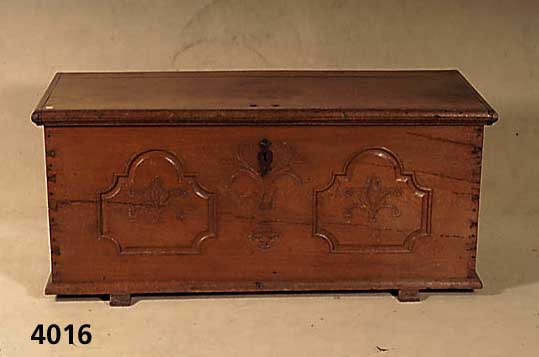 Truhe, deutsch, um 1850/60, Eiche massiv, Schnitzerei spÄter, rechteckiger Korpus auf KufenfÜßen mit seitlichen Handhaben, diese aus ...