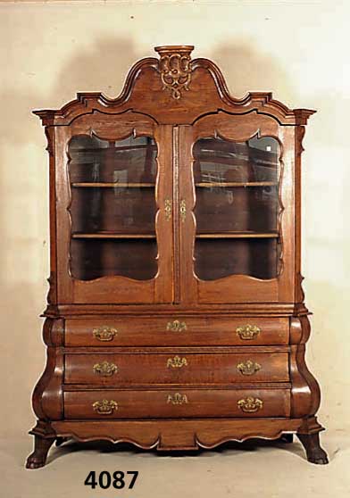 Vitrinenschrank, Holland, um 1860, Korpus Weichholz und Eiche massiv, Unterteil 3-fach geschwungen, ausgelegte TatzenfÜße, geschwung- ene ...