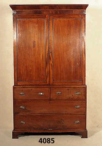 Aufsatzkommode, England, um 1840, sogenan- nte Cloth- oder Linen-Press, Nußbaum- und Wurzelnußfurnier, poliert, geradliniger Korpus mit bewegt ...