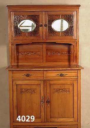 Aufsatzbuffet, deutsch, um 1920, Esche massiv und Weichholz, dezente florale Schnitz- erei, zwei TÜren im Oberteil mit geschliffenen ...