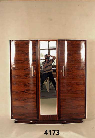 Kleiderschrank, Frankreich, um 1920, ArtDeco , Palisander furniert und poliert, dreitÜriger geschweifter Korpus auf profilierter Plinthe, ...