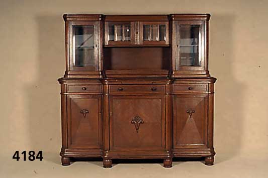 Aufsatzschrank, deutsch, um 1910, Korpus Weichholz, Eiche massiv, Eichefurnier, aufge- setzte Schnitzerei aus dem Vollholz, Oberteil mit ...