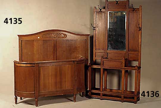 Bett, deutsch, um 1910, Jugendstil, Eiche massiv, floral geschnitztes Dekor, geschwunge- ne Form, ca. 140x130x200 cm
