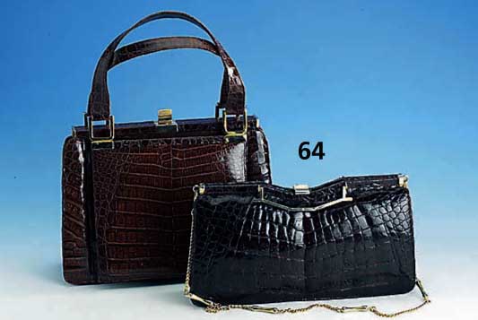 Konvolut 2 Damenhandtaschen, nÖrdl. Brillenkaiman, 60/70er Jahre, 1 x hell- braun, 1 x dunkelbraun, Monturen vergoldet, 1 x 2 Tragegriffe, ...