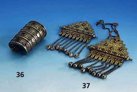 Breiter Armreif mit Karneol, Turkmenistan um 1900, Silber teilvergoldet, massive Ausf., L. ca. 10 cm