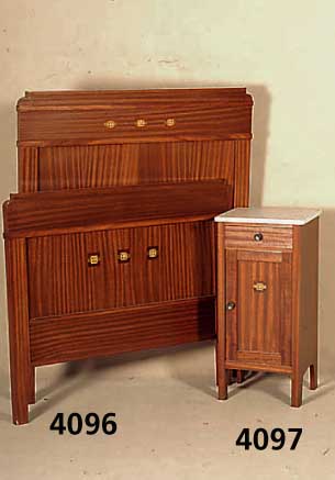 2 Betten, deutsch, um 1905/10, Korpus Weich- holz und Buche, Mahagonifurnier, z.T. getreppt , hervorragende QualitÄt, sparsame Intarsien aus Metall ...