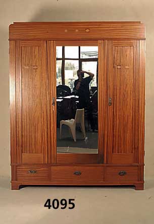 Schrank, deutsch, um 1905/10, Korpus Weich- holz und Buche Mahagonifurnier, z.T. getreppt, hervorragende QualitÄt, sparsame Intarsien aus Metall ...