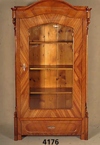 Glasschrank, deutsch, um 1870, Louis Philippe, Korpus Weichholz, Kirschbaumfurnier, z.T. gespiegelt, Kopf geschwungen, abgeplat- tete Ecken, Seiten ...