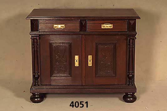 Halbschrank, deutsch, um 1890, Korpus Eiche massiv, RÜckwand Weichholz, Front mit 2 TÜren und Schubladen, seitlich HalbsÄulen aufgesetzt , ...