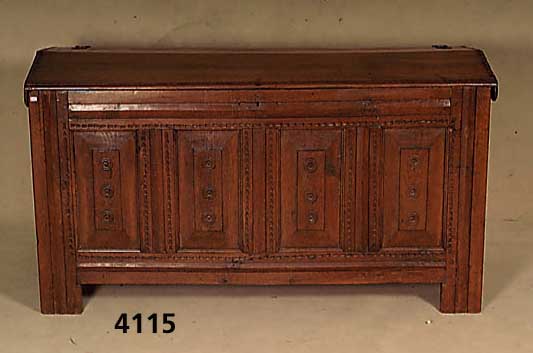 Stollentruhe, Westfalen, um 1790, Eiche mas- siv, Front mit 4 FÜllungen, mit Flachschnitz- ereien, Deckel leicht schrÄgstehend, ohne SchlÜssel, ...