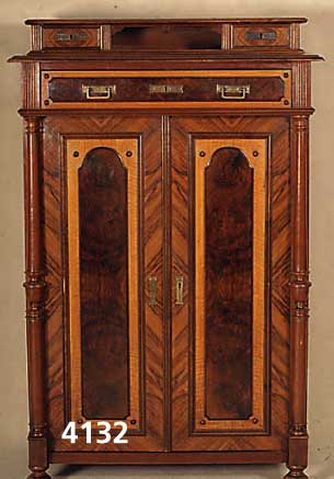 Aufsatzvertiko, deutsch, um 1880, Korpus Weichholz, Nußbaumfurnier, TÜrfÜllungen Wurzelnußfurnier gespiegelt, auf KugelfÜßen, ca. 150x97x50 ...