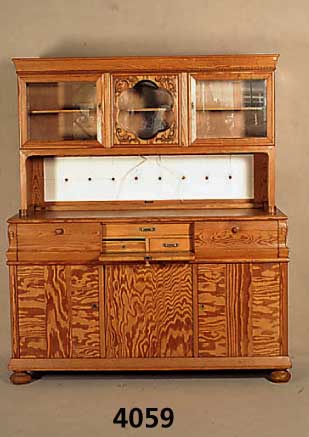 KÜchenbuffet, deutsch, um 1920, signiert Otto Bauer, Reichebach, Weichholz, amerika- nisches Kiefernholz, im Oberteil original Fliesen und ...