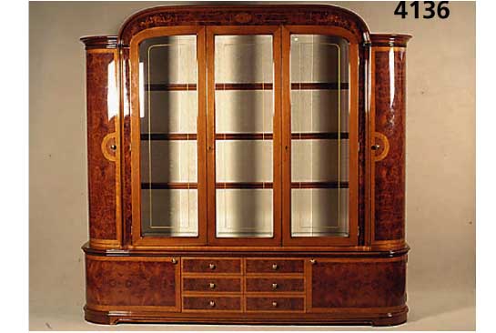 Viezweckschrank, Italien/Florenz, Ahorn- und Bergahornwurzelfurnier bzw. Wurzelnußfurnier, z.T. gespiegelt, Fadenintarsien bzw. Blumen- ...