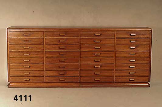 Sammlerschrank, deutsch, um 1930, ArtDeco, hervorragende Verarbeitung in Hartholz, z.T. Nußbaum massiv, 32 SchubfÄcher, mit prak- tischer Tiefe ...