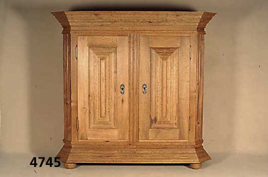 Wellenschrank, deutsch, im Stil von 1730/40, Front auf Rahmen gearbeitet, Eiche massiv, Lisenen 3-fach gewellt, Kanten abgeplattet, Kopf reich ...