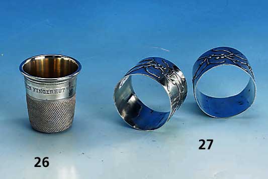 Paar Serviettenringe, Frankreich um 1900, 950er Silber, Meistermarke Caron Paris, reiner Jugendstil, asymm. Misteldekor, sehr selten im Paar, 1 x ...