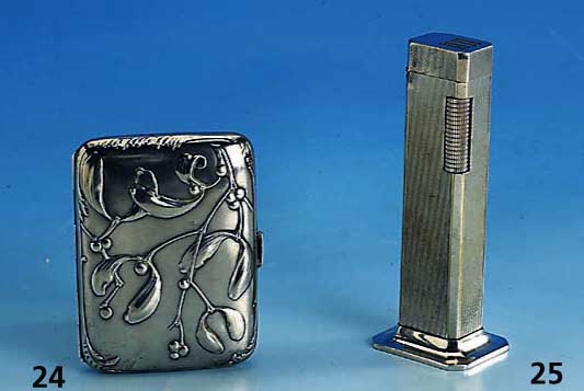 Zigarettenetui, Frankreich um 1900, Meistermarke Caron, 800er Silber, Innenverg. erhabener Misteldekor beids., ca. 7.5 x 6 cm