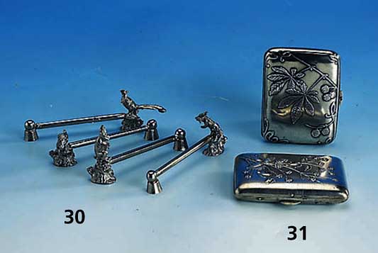Konvolut 2 Zigarettendosen, 1 x Frankreich um 1900, 800er Silber, Meister- marke Caron, l. Alterssp., erh. Dekor, reiner Jugendstil; 1 x ...