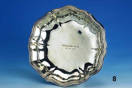 Anbietschale, deutsch um 1930, Koch & Berg- feld, 830er Silber, mittig Widmung: Stralsunder Bank 18.12.1933, D. ca. 25.5 cm, ca. 335 g