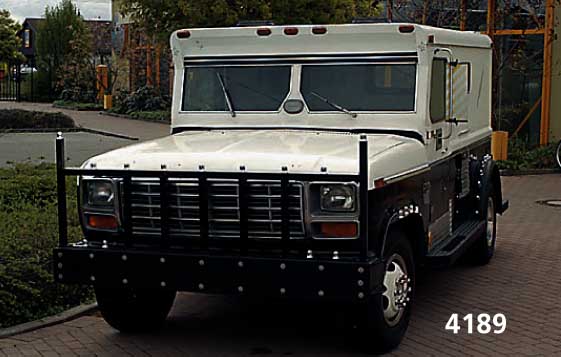 Ford F 350 XLT, Geldtransporter, Baujahr 1981, schwarz/weiß; Panzerwagen, Rammschutz vorne, autom. Getriebe, Klimaanlage, Radio/ Cassette; 4-Takt ...