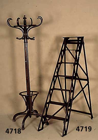 GaderobenstÄnder, Wien, um 1900/10, wohl Thonet, Bugholz, verschraubt, 4-sÄulig, Ein- sÄtze fehlen, sparsame Drechselarbeit, 1 Auf- ...