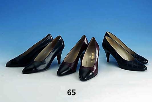 3 Paar CHANEL-Pumps, 2 x Gr. 38, 1 x Gr. 37, 90er Jahre, wenig getragen, 1 x bordeaux-rot/ schwarz, 1 x petrol/schwarz, 1 x dunkelblau