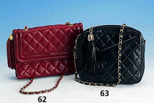 CHANEL-Tasche, schwarzes Leder, Karo-Step, Außenfach asym. m. glattem Winkel, geprÄgtes CC-Zeichen, m RV, Metalltrageriemen mit Leder- kordel, ...