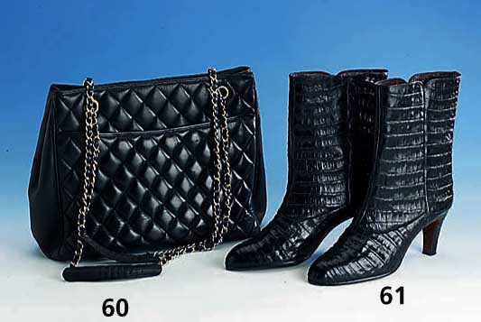 CHANEL-Shopper, schwarzes Leder, Karo-Step, Durckknopfverschluß, 2 Metalltrageriemen mit Lederkordel, 2 AußenfÄcher, ca. 34 x 37 cm, ...