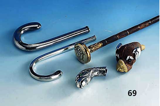 Konvolut 5 Stockgriffe, 1 x Berlin um 1870/80, Lindenholz mit Silber- applikation, in Form eines Hundekopfes, 2 x Berlin um 1900, Silber, z.T. ...