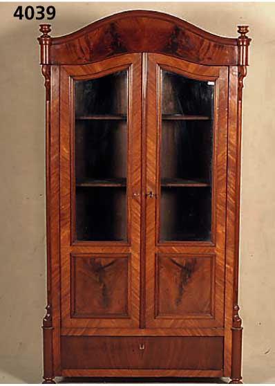 Glasschrank, deutsch, um 1860/70, Korpus Weichholz, Mahagoni- bzw. Pyramidenmahagoni- furnier, abgeschrÄgte Ecken, aufgesetzte Leisten, diese ...