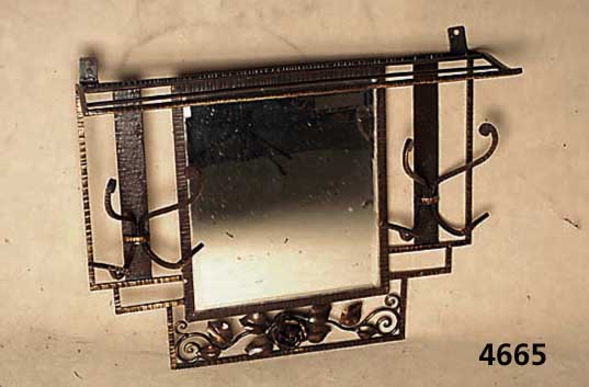 Jugendstil Gaderobe, um 1910, Eisen, leicht bronziert, mit 2 Kleiderhaken und Hutablage, Spiegel facettiert, leichte Gebrauchsspuren, ca.54x69x21 ...