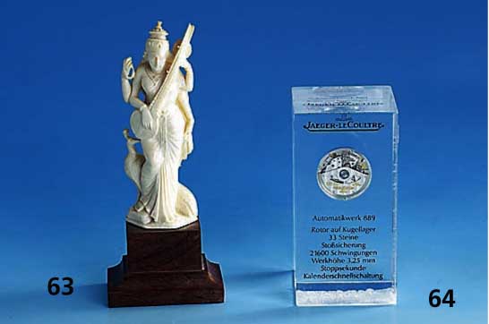 Elfenbeinskulptur, 50er Jahre, auf Holzsockel, Darst: Sita mit Instrument, feine Schnitzerei, H ca. 14.5 cm