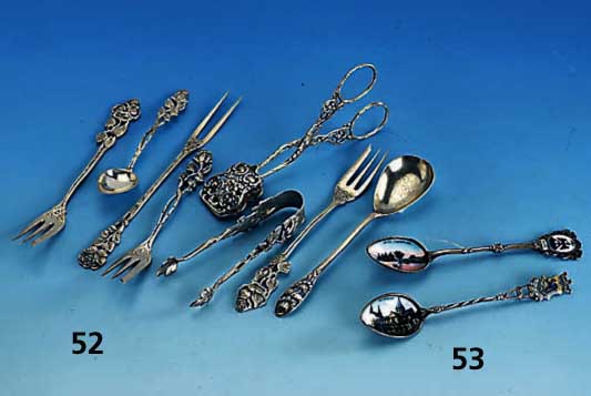 Konvolut in der Art der Hildesheimer Rose, Silber, versch. Rosendekor, best. aus: 10 Kuchengabeln, 6 KaffeelÖffel, 2 GebÄck- zangen, 2 ...