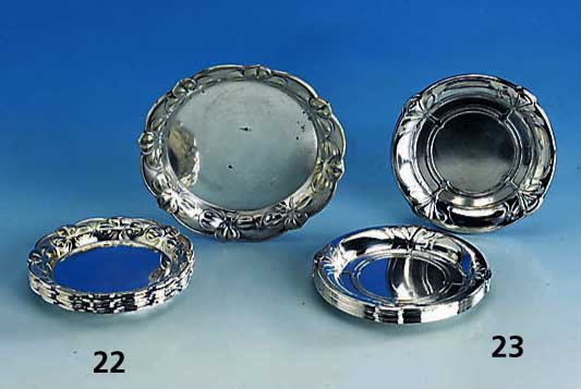 6 Glasuntersetzer und 1 Flaschenunter- setzer, WMF um 1900, Metall versilbert, stil. Kleeblattdekor, D ca. 10 bzw. 13 cm