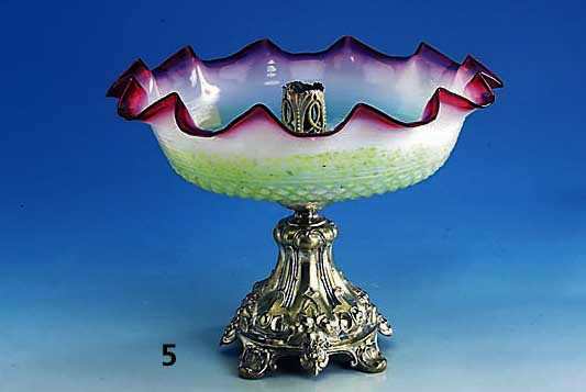 Anbietschale mit integriertem Kerzenleuchter, Metall versilbert, (ber.), farbloses Glas roter und grÜnlicher bzw. opaliner dÜnner ...