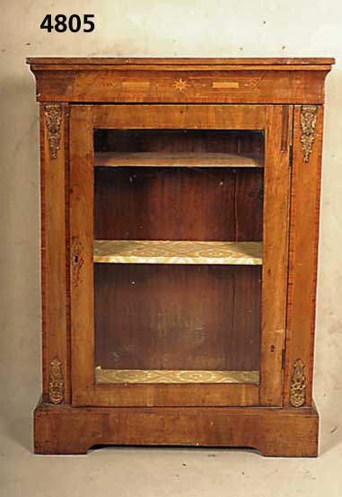 Vitrine, Frankreich, um 1900, Korpus Weich- holz/Hartholz, Nußbaumfurnier, Fadenintarsien in Birke, Rosenholz, klassizistisch, aufge- legte ...