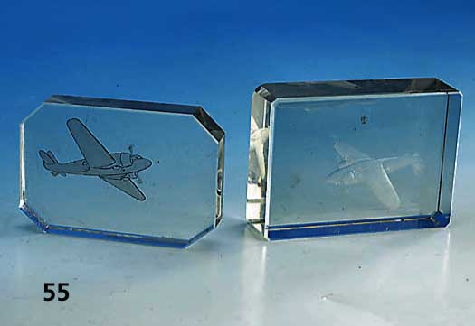Konvolut 2 Paperweights, deutsch 30er Jahre, mit Flugzeug.-MattÄtzung, Gebr.-Sp., ca. 11.5 x 7.7 cm bzw. 11.8 x 8.5 cm
