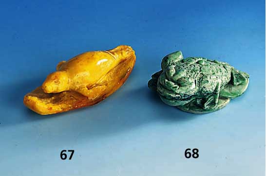 Vollplastische Skulptur aus Jade in Form eines Frosches/KrÖte, rÜcks. mit aufgefÄdelten GeldstÜcken und Pflanzen, reiche GlÜckssymbolik, L. ...
