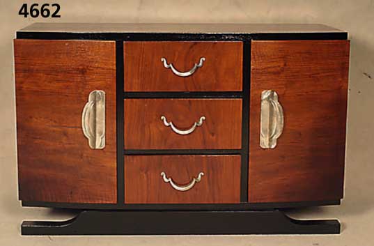 ArtDeco-Sideboard, Frankreich, um 1920, kaukasischer Nußbaum gespiegelt furniert, z.T. schwarz abgesetzt, extravagant gearbeitete versilberte ...