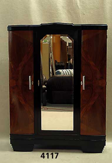 ArtDeco-Schrank, Frankreich, um 1920, Nuß- baum, ausgesuchtes Wurzelfurnier, gespiegelt furniert, einige Elemente schwarz abgesetzt, rund ...