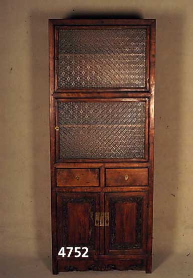 Vielzweckschrank, China, um 1900, nach dem Stil von 1770/80, Weichholz, Nußbaum und Linde , auf Nußbaum gebeizt, z.T. Barockstil, Ver- glasung ...