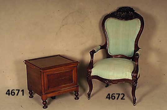 Toilettentruhe, Frankreich, um 1900, Nußbaum massiv bzw. Weichholz, sogenanntes Verwand- lungsmÖbel, auf Rahmen gearbeitet, gedrechsel- te ...