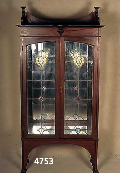 Vitrine, England, um 1900/05, Jugendstil, Korpus Weichholz, Mahagonifurnier, Front ver- glast, mit bunten Einlagen, Zinn gefaßt, ver- spiegelt, 3 ...